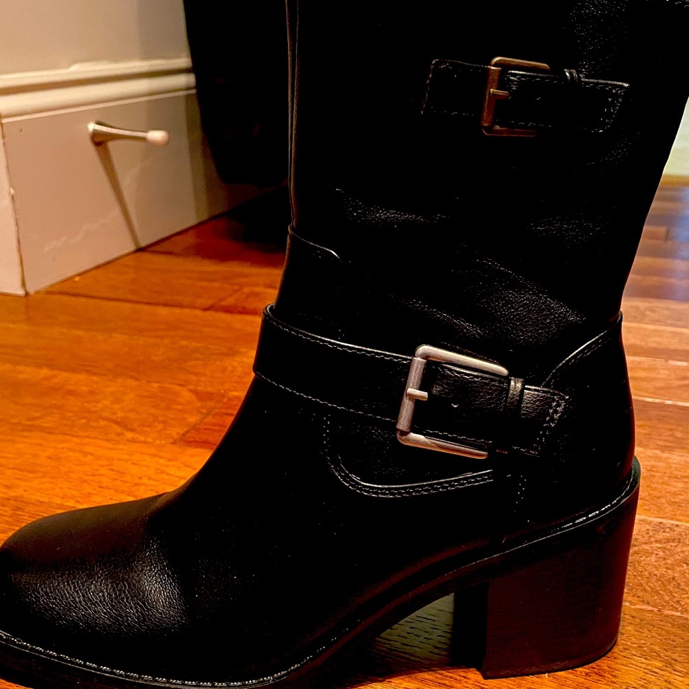 Bare Traps black moto boots. Worn once. Great condition.